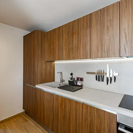 Beautiful Renovated Flat - Close To Martinez Apartment *